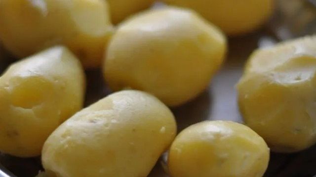 Почему сваренная картошка. Почему темнеет очищенный картофель