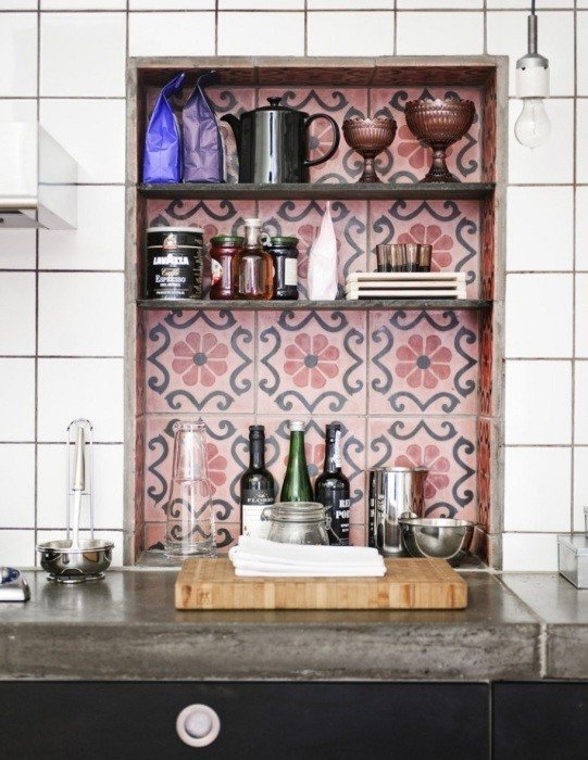 Кухни с фартуком из темной плитки в марокканском стиле