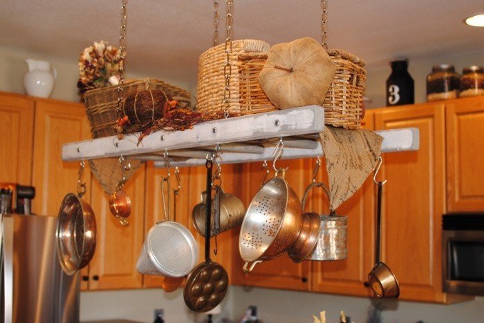 Подвесные сковородки на кухне