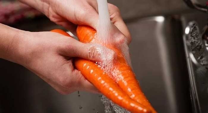 Руки режут морковь
