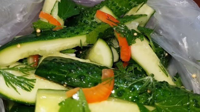 Салат по корейски из малосольных огурцов с чесноком и петрушкой